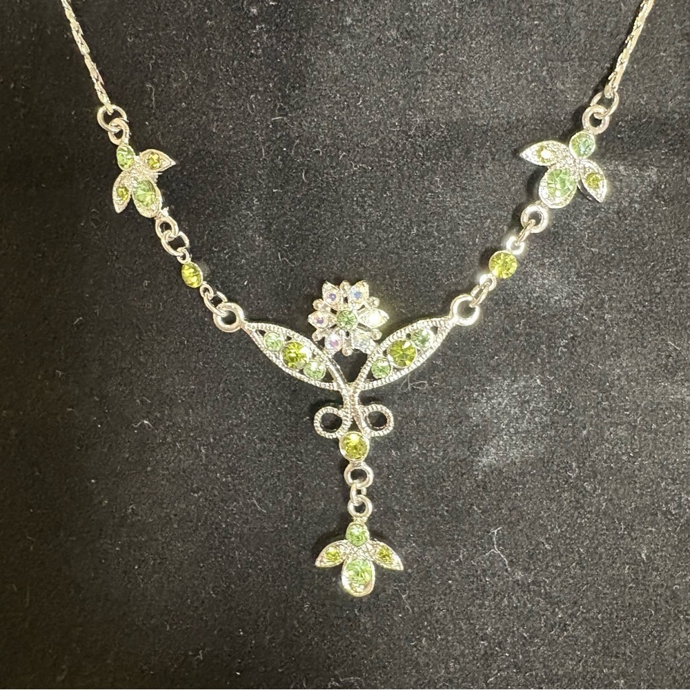 Gorgeous Silver Tone Necklace With Green and Clear Rhinestones - Picture 3 of 8